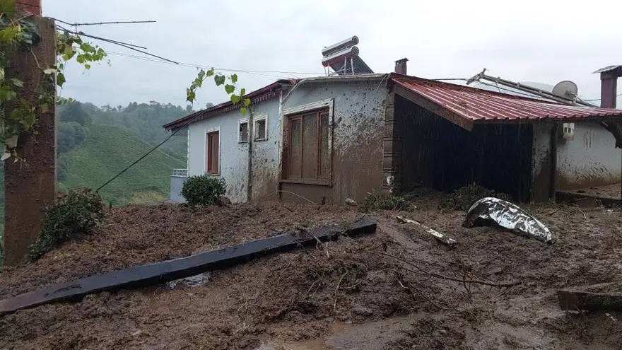 Rize'de şiddetli yağışların ardından 16 evin boşaltılmasına karar verildi 8 Rize'de şiddetli yağışların ardından 16 evin boşaltılmasına karar verildi 8