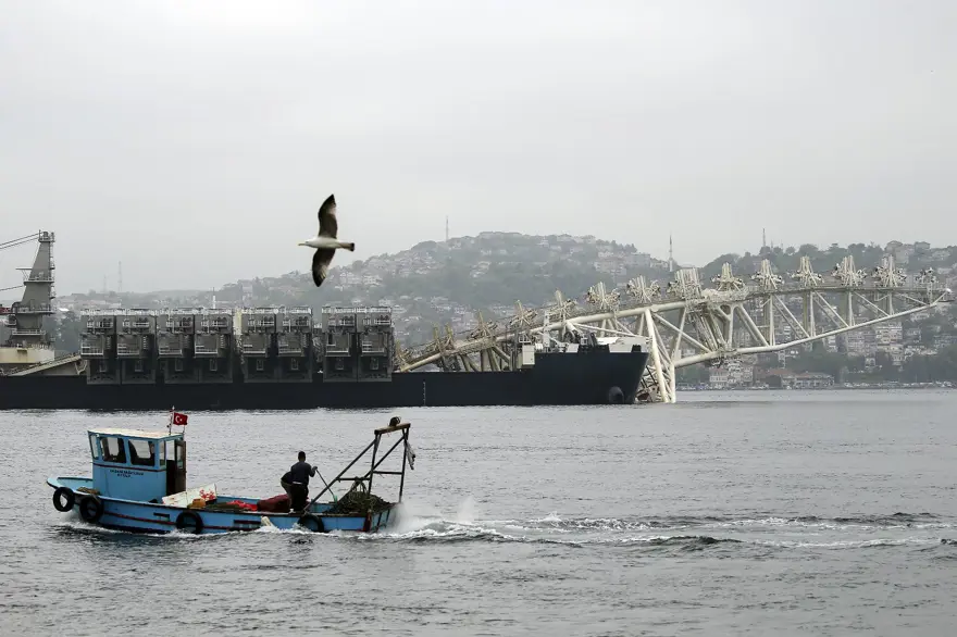 Pioneering Spirit, İstanbul Boğazı'ndan geçti 5