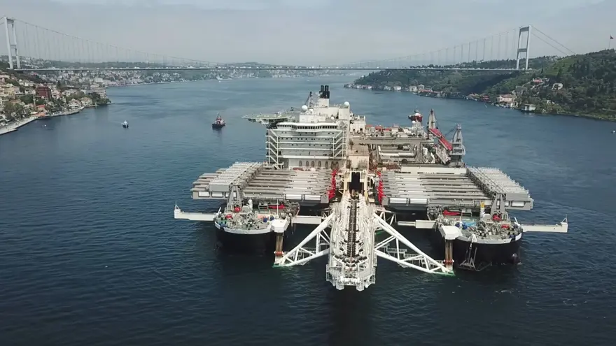 Pioneering Spirit, İstanbul Boğazı'ndan geçti 13