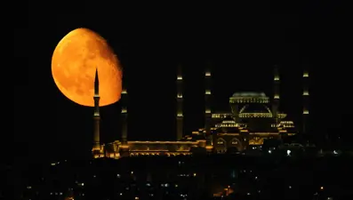 Gözlerinize inanamayacaksınız: "Ay Yanılsaması" geceyi süsleyecek