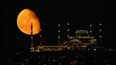 Gözlerinize inanamayacaksınız: "Ay Yanılsaması" geceyi süsleyecek