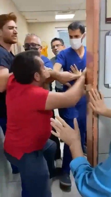 'Maske' uyarısında bulunan doktora saldırı