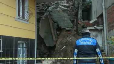 Kağıthane'de istinat duvarı çöktü