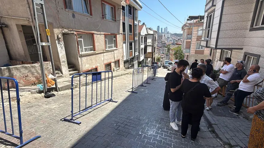 Kağıthane'de üç katlı binanın balkonu çöktü 1 Kağıthane'de üç katlı binanın balkonu çöktü 1