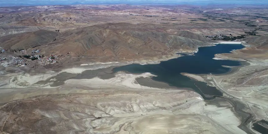 Karacalar Barajı'nın suyu 300 metre çekildi, zemin tarım arazisine dönüştü 2