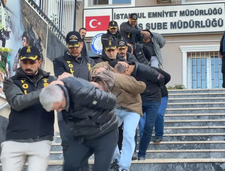 İstanbul’da takside tuzak: Müşterileridolandırıp göbek attılar! 1