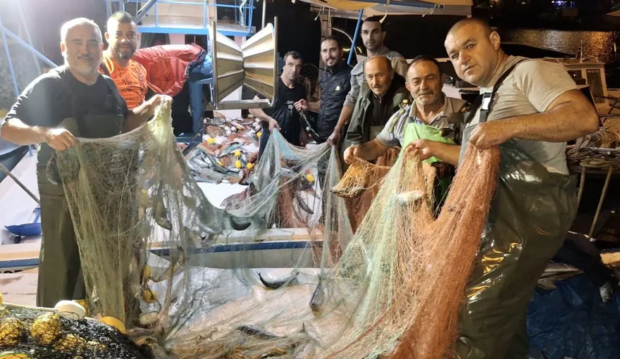 Balıkçıların yüzü güldü : 1 gecede yaklaşık 9 bin palamut 4