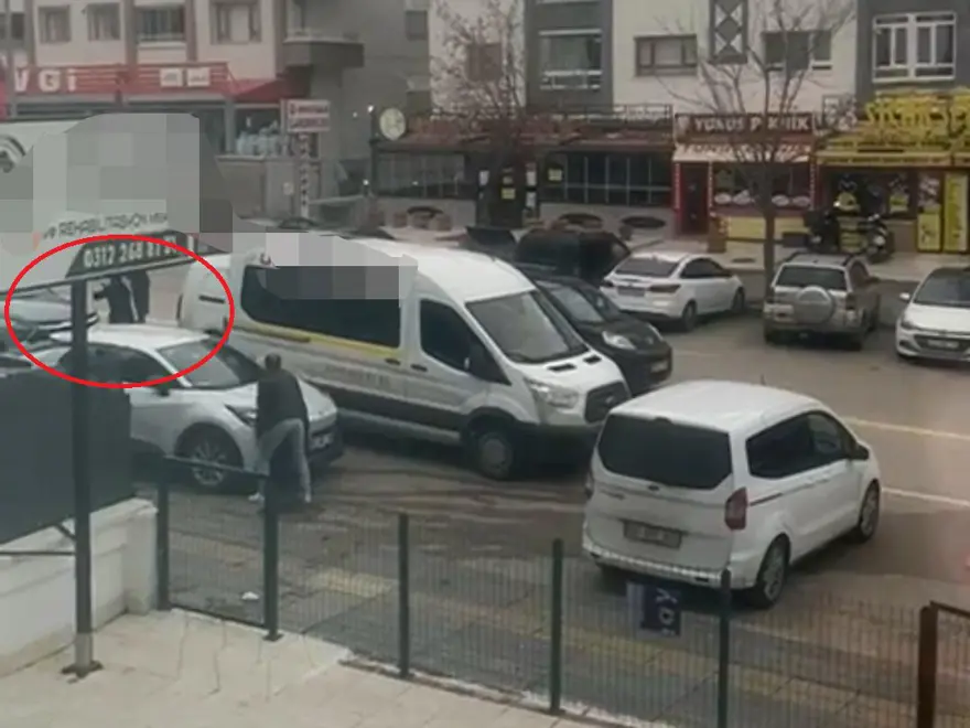 Ankara'da korku dolu anlar: Boşanma aşamasındaki eşinin aracına kurşun yağdırdı 1 Ankara'da korku dolu anlar: Boşanma aşamasındaki eşinin aracına kurşun yağdırdı 1