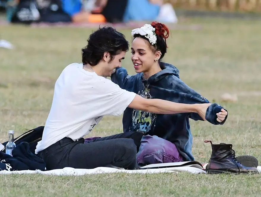 FKA Twigs ve sevgilisinin park keyfi 3