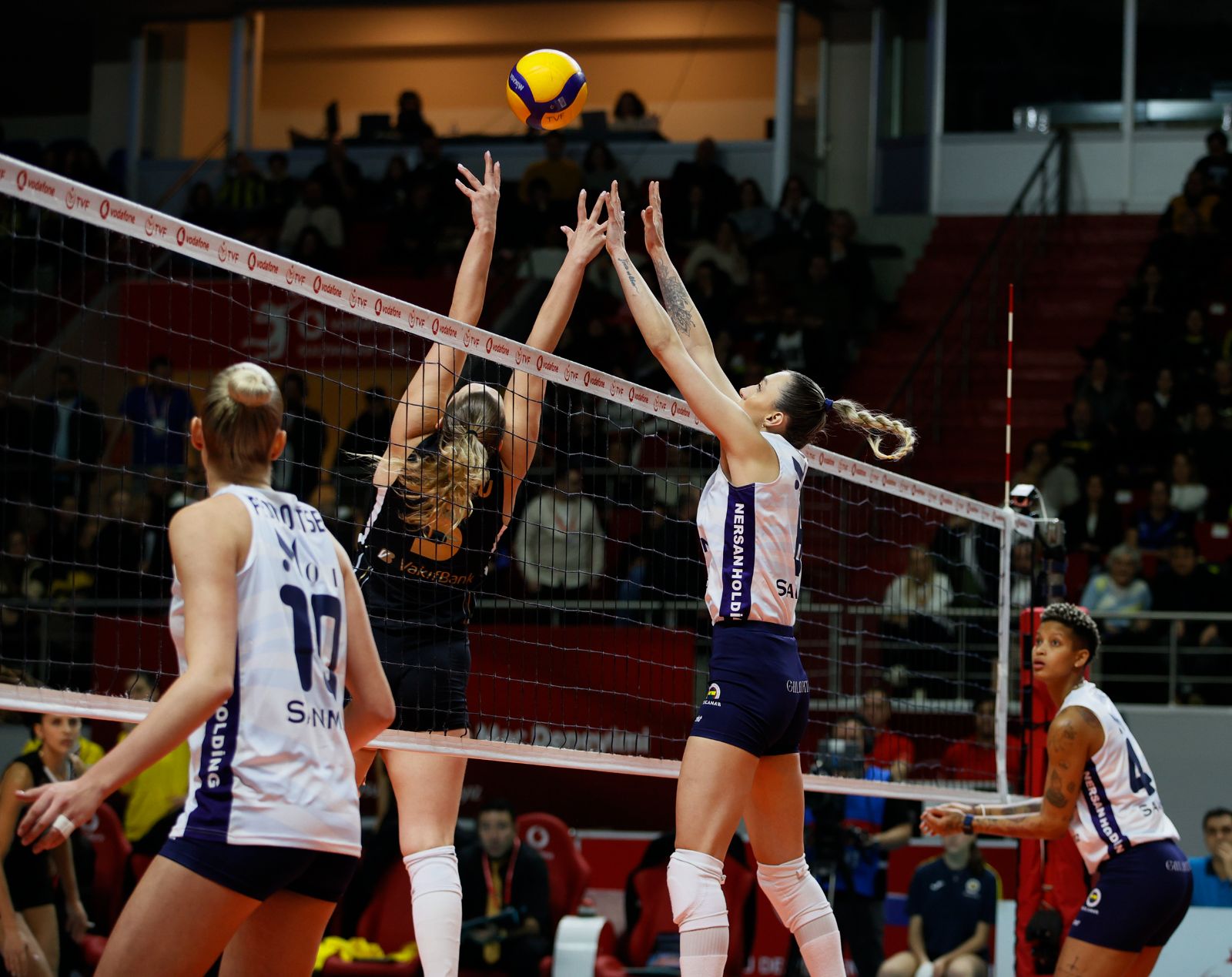 Sultanlar Ligi'nde final serisi başlıyor: VakıfBank - Fenerbahçe Medicana