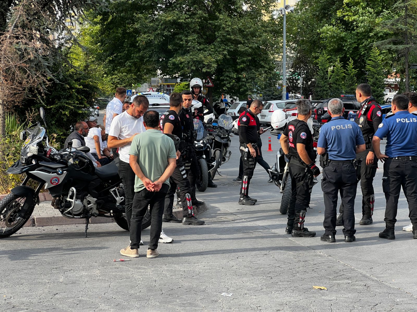 Motosikletleri devrildi: 2 Yunus polisi yaralandı
