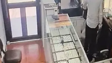 Antalya'da soygun: Bıçağı çekti, bilezikleri alıp kaçtı