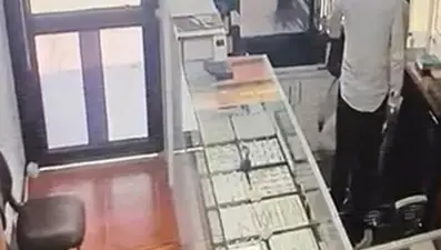 Antalya'da soygun: Bıçağı çekti, bilezikleri alıp kaçtı