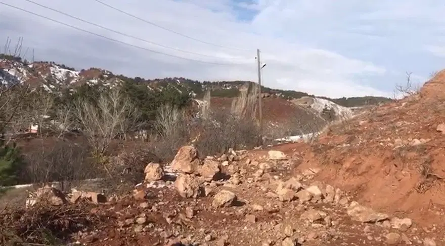 Çankırı’da heyelan köy yolunu ulaşıma kapattı 1 Çankırı’da heyelan köy yolunu ulaşıma kapattı 1