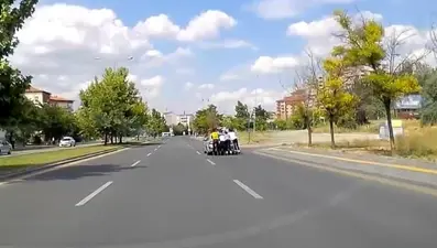 Eryaman'da çocukların tehlikeli yolcuğu kamerada