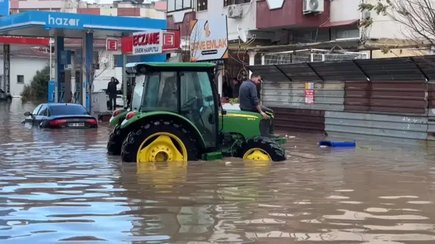 İzmir'i sağanak vurdu | Dikili'de okullar tatil edildi 3 İzmir'i sağanak vurdu | Dikili'de okullar tatil edildi 3