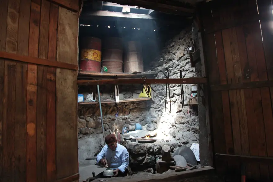 Çırak bulamayan 79 yaşındaki kalaycı ustası eşiyle birlikte çalışıyor 1