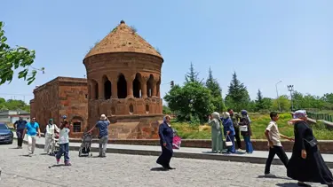 Açık hava müzesi Ahlat'ta bayram yoğunluğu