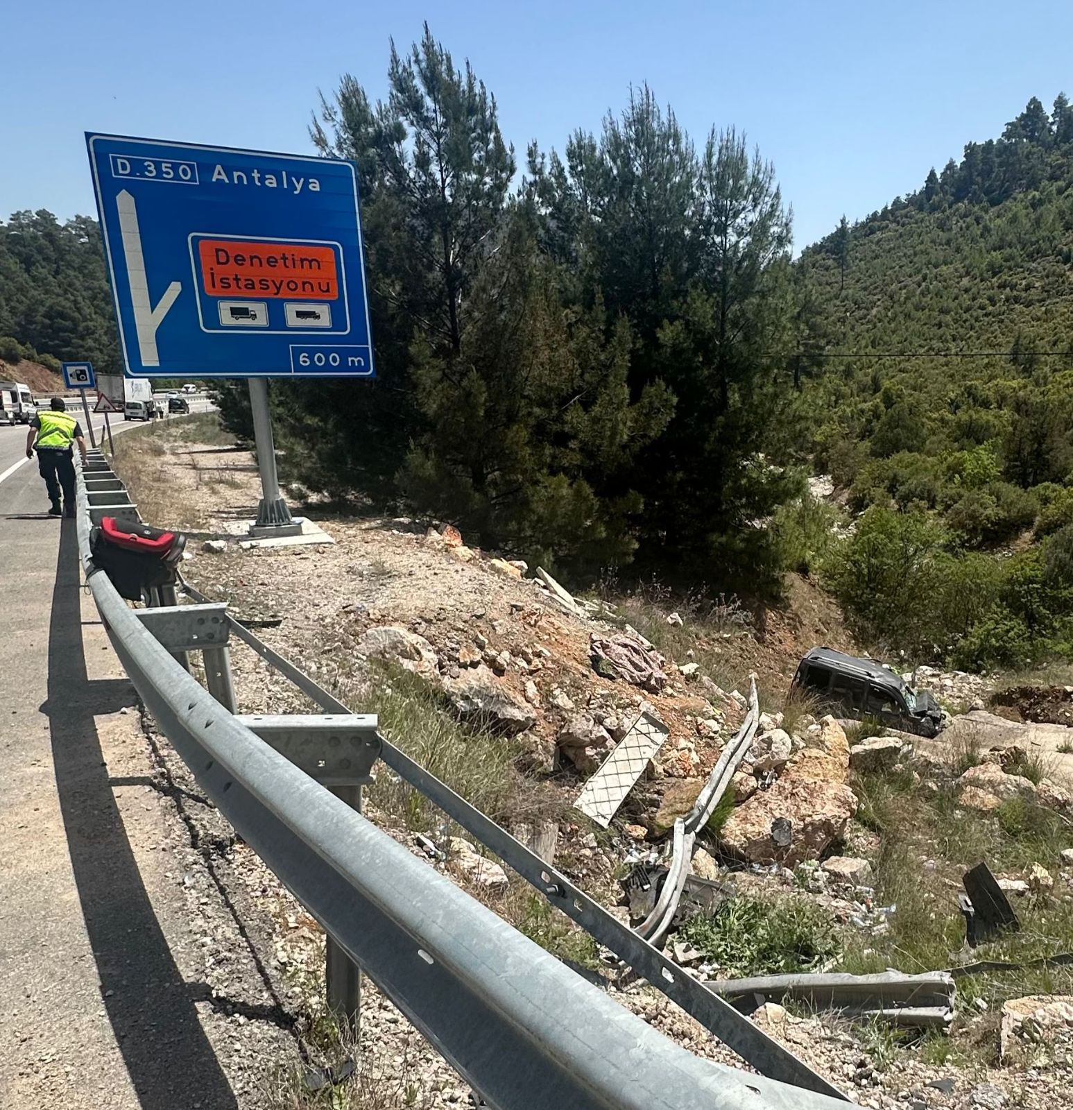 Antalya'da hafif ticari araç devrildi: 1 kişi hayatını kaybetti, 2 kişi yaralandı