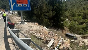 Antalya'da hafif ticari araç devrildi: 1 kişi hayatını kaybetti, 2 kişi yaralandı Antalya'da hafif ticari araç devrildi: 1 kişi hayatını kaybetti, 2 kişi yaralandı