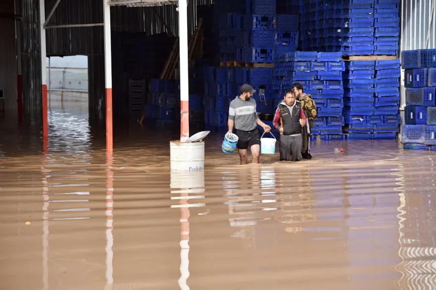 Sel sonrası Finike için '3 gün çeşme suyu içmeyin' uyarısı 