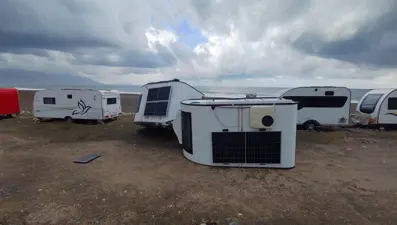 Hatay'da caddeleri su bastı: Sahildeki karavanlar devrildi