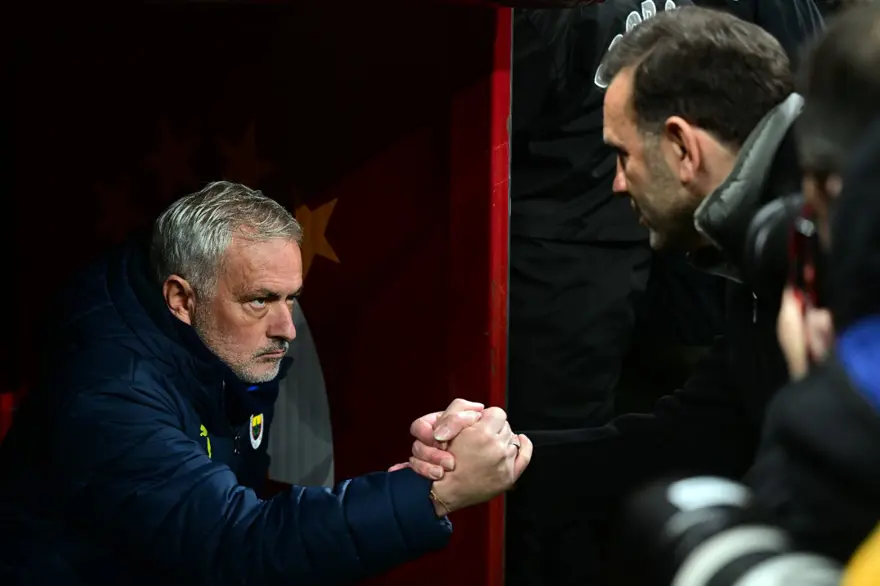 Ünlülerin derbi gerilimi | Athena Gökhan ile Şahan Gökbakar'ın Jose Mourinho tartışması 2