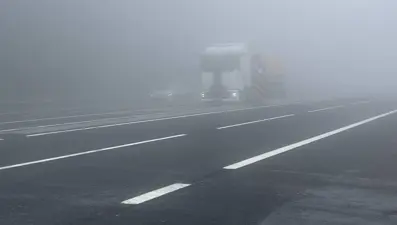 Karayolları ve trafik ekipleri uyardı: Bolu Dağı'nda etkili olan sis görüş mesafesini düşürdü