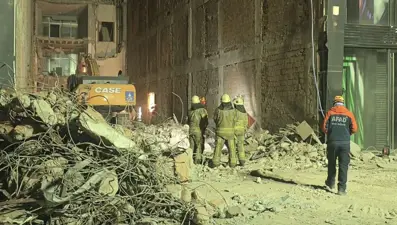 Güngören'de yıkımı gerçekleştirilen bina kısmen çöktü: Enkaz altında kalan işçi aranıyor