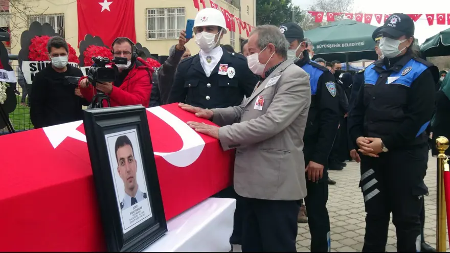 Zeynep Sena, Gara şehidi babası Sedat Yabalak'ı asker selamıyla uğurladı 5