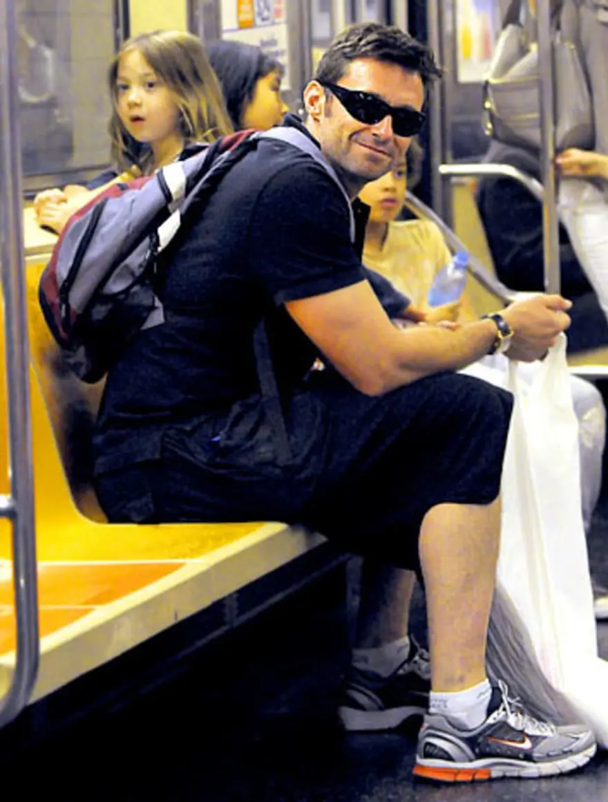 Oyuncu Merve Boluğur otobüste (Toplu taşıma kullanan ünlüler) 35