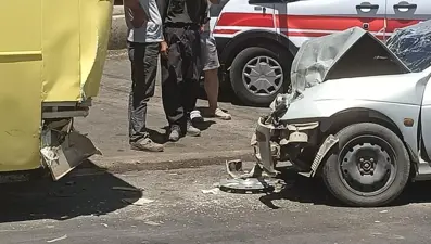 Halk otobüsü ile otomobil çarpıştı: İki yaralı