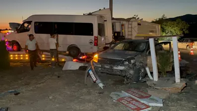 Adıyaman'da minibüs ile otomobil çarpıştı: 12 yaralı