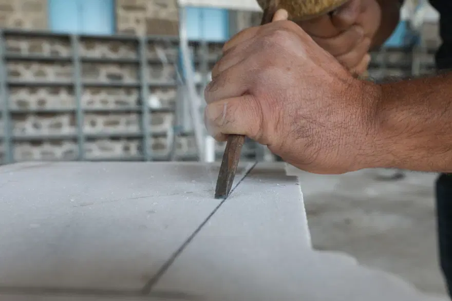 Bergama Antik Kenti'ndeki 2 bin yıllık eserlere usta dokunuşu 