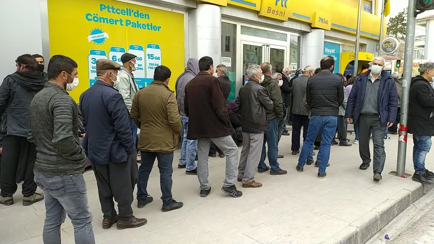 PTT şubesi önünde uzun kuyruk: Sosyal mesafe unutuldu 3