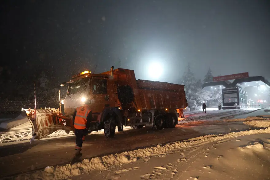 Kırklareli'nde kar yağışı etkisini arttırdı: Sınır kapısında ulaşım durma noktasında 12
