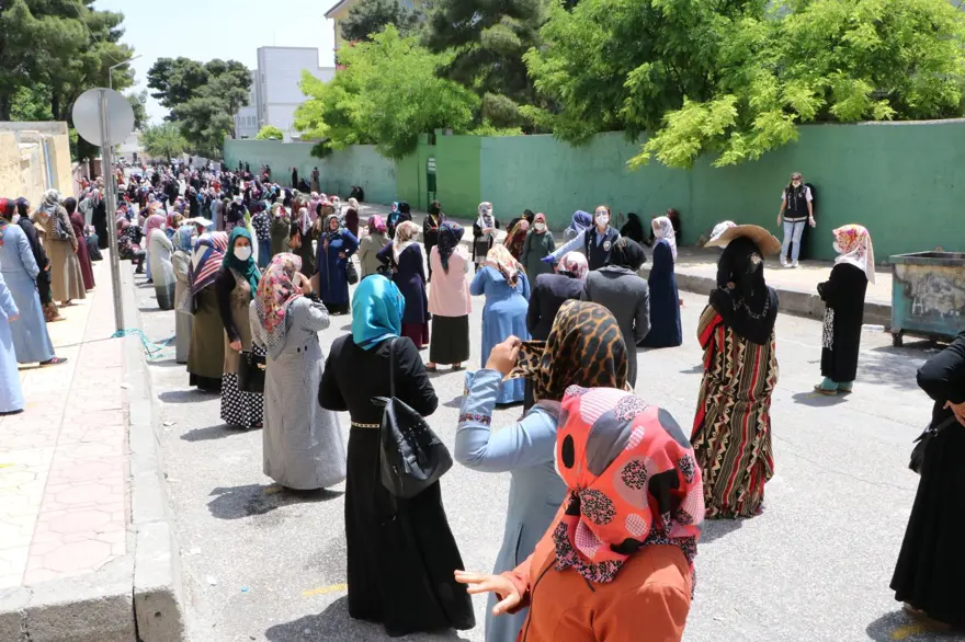 Şanlıurfa Valisi: PTT’deki yoğunluğun önüne geçemiyoruz 3 Şanlıurfa Valisi: PTT’deki yoğunluğun önüne geçemiyoruz 3