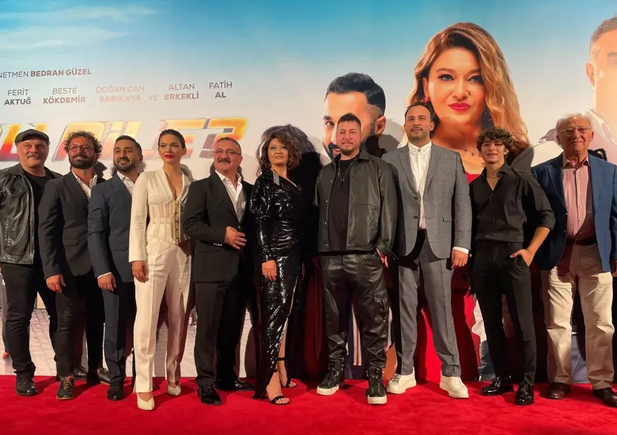 Nurgül Yeşilçay, Cengiz Bozkurt gibi oyuncuları kadrosunda bulunduran 'Kim Bu Aile?' filminin galası yapıldı 