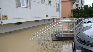 Konya'da 5 katlı apartmanın zeminini su bastı