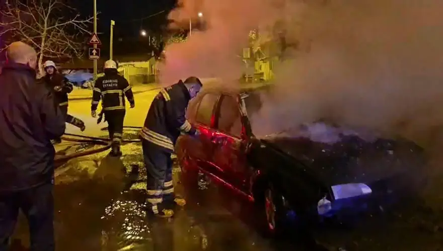OTOMOBİLDEKİ 4 KİŞİ HAYATINI KAYBETTİ 4
