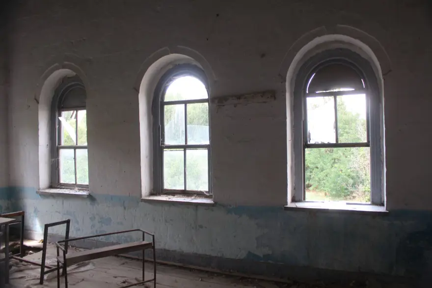 230 yıllık tarihi okul definecilerin hedefinde 230 yıllık tarihi okul definecilerin hedefinde