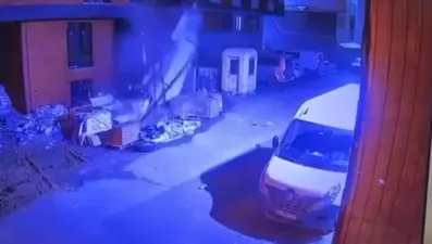 Lodos binanın çatısının dış cephesini uçurdu