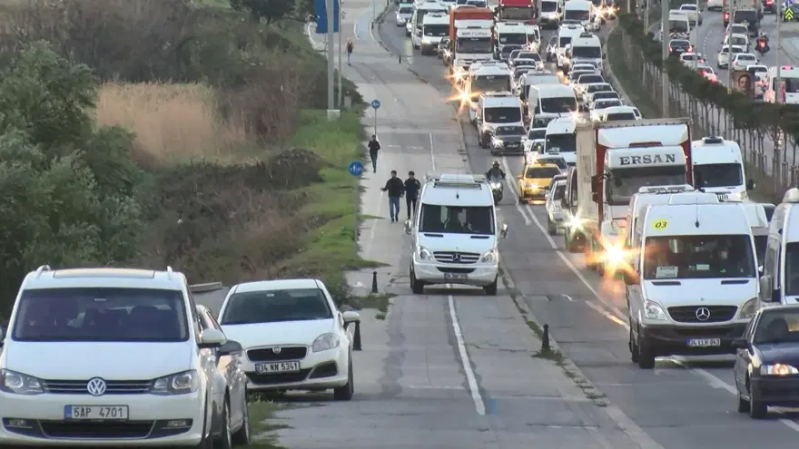 Trafikten kaçmak için kaldırımı üçüncü şerit yaptılar 1 Trafikten kaçmak için kaldırımı üçüncü şerit yaptılar 1
