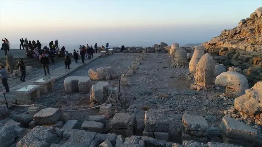 nemrut dağı, nemrut heykelleri, nemrut heykelleri nerede, nemrut dağı milli parkı, güneşin doğuşunun ve batışının en güzel olduğu yerler, adıyaman gezilecek yerler, seyahat, gezi, tatil 16