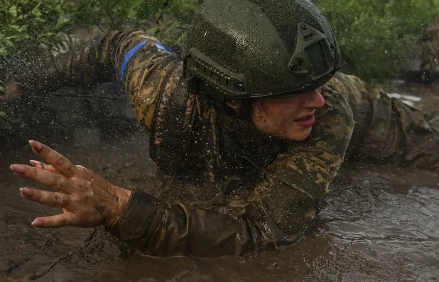 Ukraynalı kadınlar cephede görev almak için hazırlık yapıyor 28 Ukraynalı kadınlar cephede görev almak için hazırlık yapıyor 28