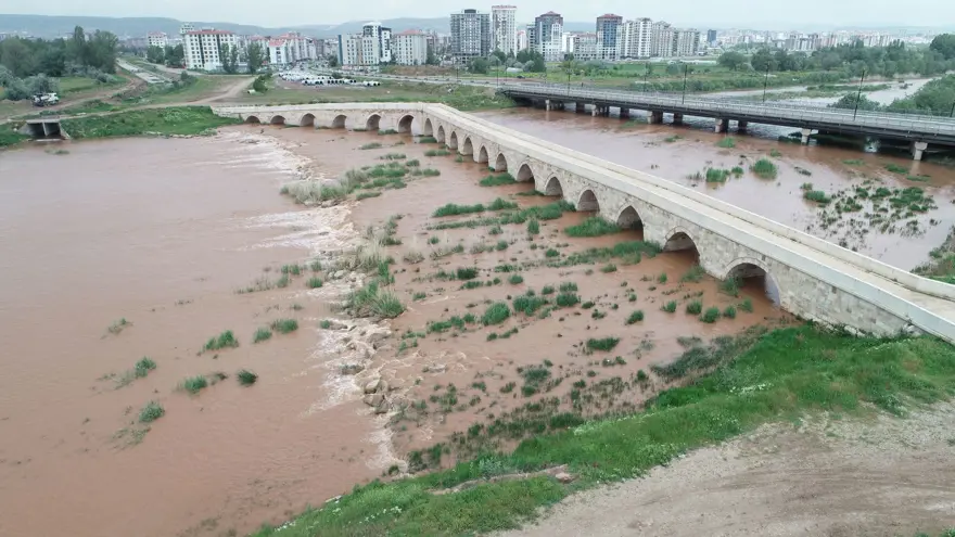Eğri Köprü'nün 18 gözünden de yıllar sonra su aktı 2