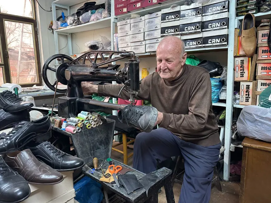 73 yaşında, 61 yıldır mesleğini sürdürüyor: Bin bir emekle tamir ediyor 5