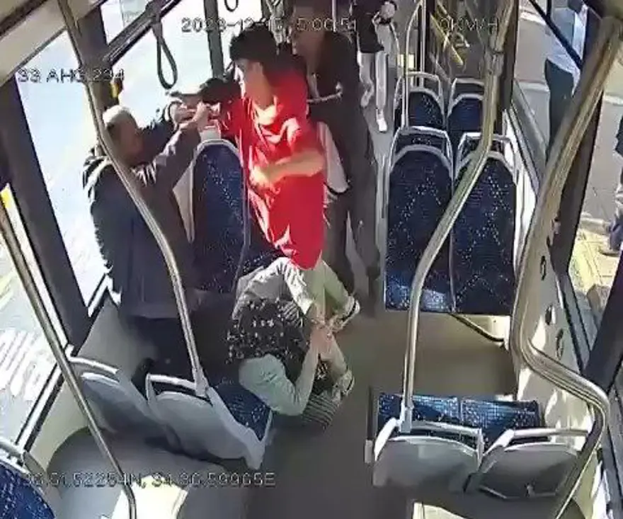 Belediye otobüsünde dehşet anları: Lise müdürü ile oğlu tartıştıkları yaşlı çifti dövdü 8