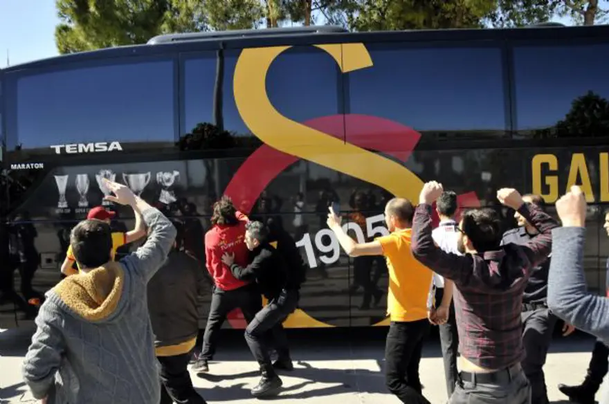 Galatasaray'a havalimanında taraftarlardan tepki 2
