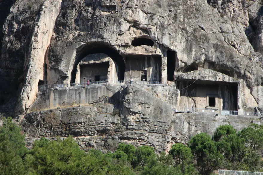 Amasya'da 2 bin yıllık mezarlık: Hapishane olarak kullanıldığı biliniyor 2 Amasya'da 2 bin yıllık mezarlık: Hapishane olarak kullanıldığı biliniyor 2